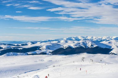 Romanya 'nın Clabucet kentinde kış kayak merkezi.
