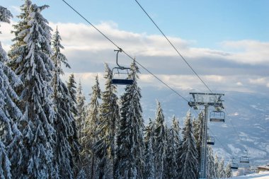 Kış dağlar ve hava hattı telesiyej Kayak Merkezi
