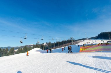 Romanya 'nın Clabucet kentinde kış kayak merkezi.