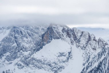 Rocky Dağları kış, dağ tepe ve gökyüzü 