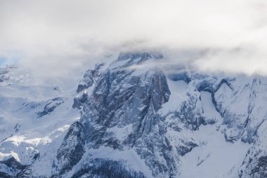 Rocky Dağları kış, dağ tepe ve gökyüzü 