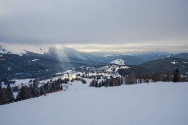 Kış dağlarda kayak pisti Kayak Merkezi 