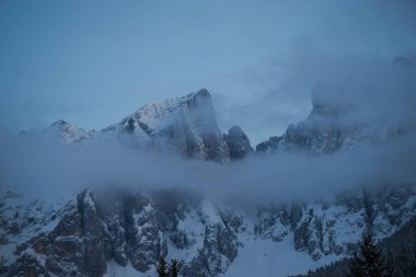 Rocky Dağları bulutlar ve kar kış 