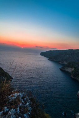 deniz suyu ve Adaları üzerinde güzel günbatımı gökyüzü 