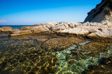 Seascape ve Rocky Shore, Yunanistan.