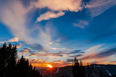 Güzel gün batımı gökyüzü bulutlu 