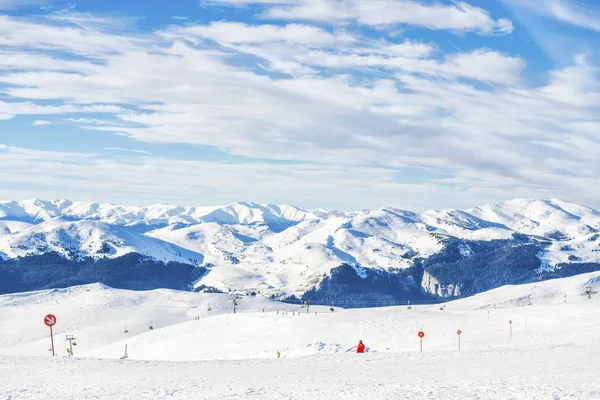 冬天被雪覆盖的山 滑雪胜地 — 图库照片