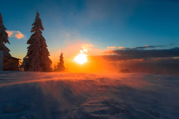 Západu Slunce Obloze Zasněžené Horské Krajiny — Stock fotografie