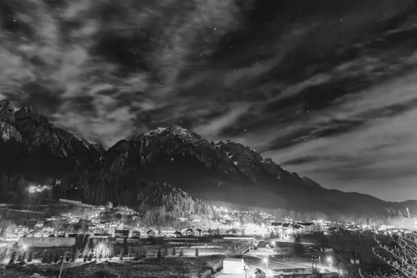 Blanco Negro Cielo Nocturno Con Estrellas Sobre Las Montañas Pequeño — Foto de Stock