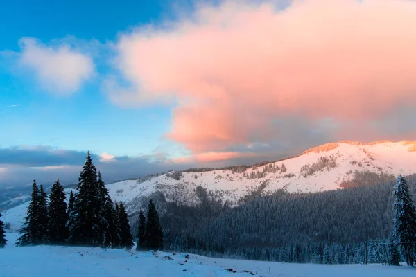 Céu Por Sol Com Nuvens Neve Coberto Paisagem Montanhosa — Fotografia de Stock