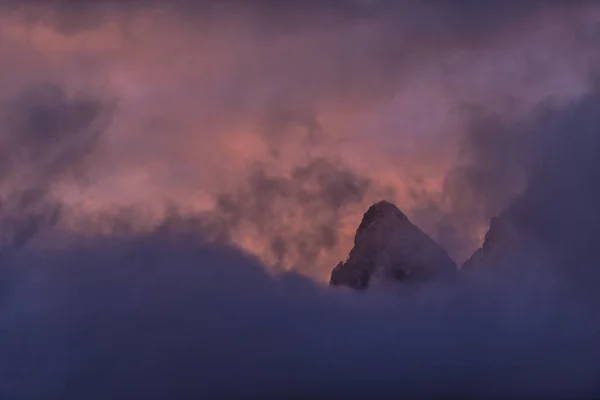 Majestätischer Lila Sonnenuntergang Oder Sonnenaufgang Himmel Über Bergen Mit Wolken — Stockfoto