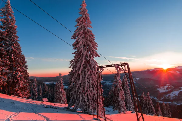 Árboles Cubiertos Nieve Temporada Invierno Estación Esquí Las Montañas Invierno — Foto de Stock