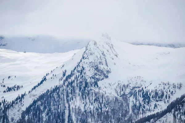 Βραχώδη Όρη Χειμώνα Αιχμής Βουνά Και Ουρανό — Φωτογραφία Αρχείου