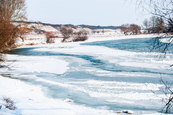 Karlı kış Dağları peyzaj