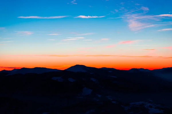 Siluetas Montañas Negras Con Brillante Puesta Sol Fondo Del Cielo —  Fotos de Stock