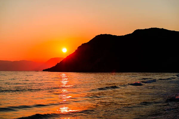 Atardecer Naranja Cielo Atardecer Con Sol Montañas Superficie Agua Mar — Foto de Stock