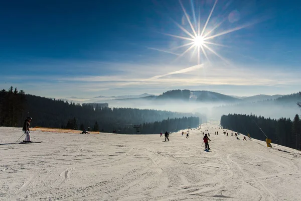 Sneeuw Bedekt Bergen Winter Ski Oord Met Mensen — Stockfoto