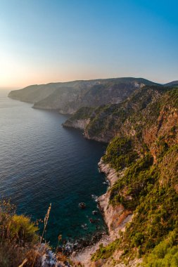Deniz su üstünde güzel günbatımı gökyüzü 