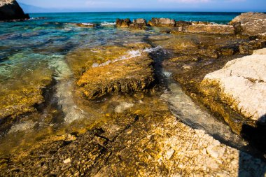 Turkuaz Akdeniz deniz ve kayalık kıyı, Yunanistan Seascape.