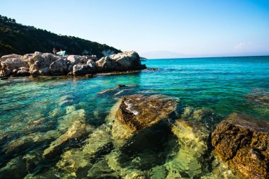 Turkuaz Akdeniz deniz ve kayalık kıyı, Yunanistan Seascape.
