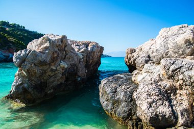 Turkuaz Akdeniz deniz ve kayalık kıyı, Yunanistan Seascape.