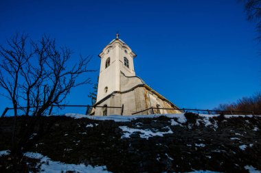 Mavi bulutlu arka planlı beyaz eski kilise