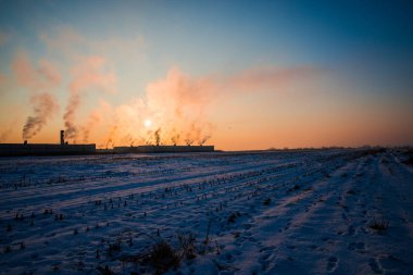 gün batımı gökyüzü ve peyzaj fabrika binaları 