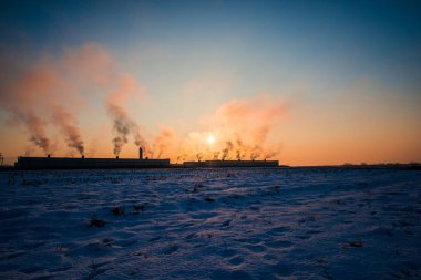 gün batımı gökyüzü ve peyzaj fabrika binaları 