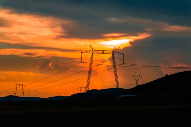 gökyüzü ve elektrik direkleri parlak turuncu günbatımı