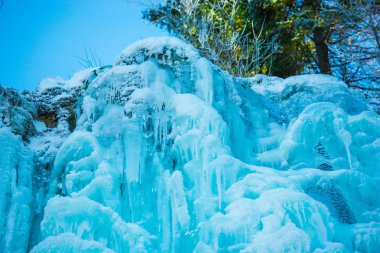 Donmuş mavi şelale ve buz sarkıtları