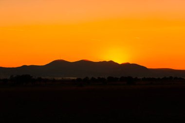 akşam gökyüzü günbatımı ve kırsal manzara tepeler turuncu 