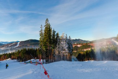 Romanya 'nın Clabucet kentinde kış kayak merkezi.