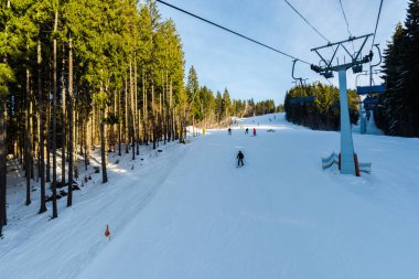 Romanya 'nın Clabucet kentinde kış kayak merkezi.