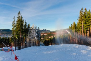 Romanya 'nın Clabucet kentinde kış kayak merkezi.