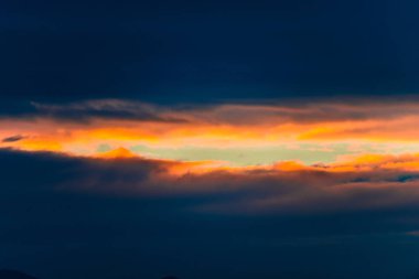 koyu mavi, turuncu günbatımı gökyüzü, tam kare resmi, kopya alanı 