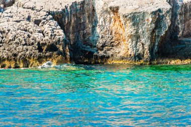 Kayalık kayalıklı Seascape, Yunanistan.