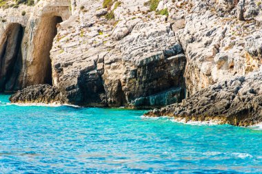 Kayalık kayalıklı Seascape, Yunanistan.