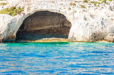 Kayalık kayalıklı Seascape, Yunanistan.