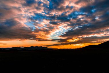 bulutların üzerinde manzara çayır alan Hills ile mavi günbatımı gökyüzü