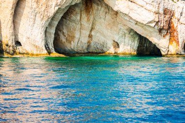 Kayalık kayalıklı Seascape, Yunanistan.