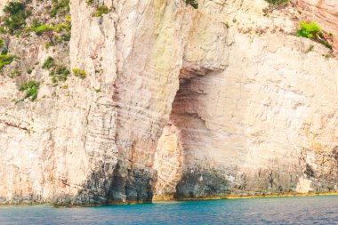 Cennet Adası kayalık sahil ve Mağarası, temiz deniz suyu ile