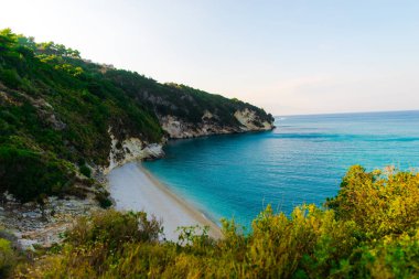 kumlu kıyı şeridi sahil ve mavi deniz su, güzel Akdeniz, Yunanistan