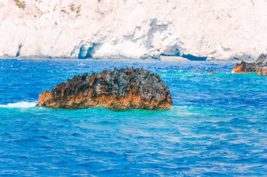 kayalık uçurum dağ ve turkuaz deniz suyu 