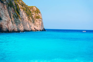Cennet Adası kayalık sahil ve temiz deniz suyu ile 