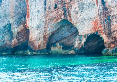 kayalık sahil ve temiz deniz suyu kapat 