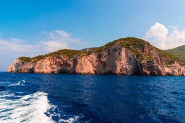 kayalık sahil, Cennet Adası ve temiz deniz suyu