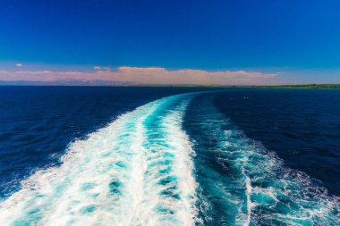 Tekne sonra su üzerinde beyaz kabarcıklar ile Trail