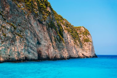 kayalık ada kıyı ve temiz deniz suyu 