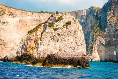 kayalık ada kıyı ve temiz deniz suyu 