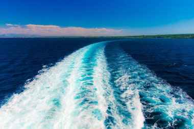 Tekne sonra su üzerinde beyaz kabarcıklar ile Trail